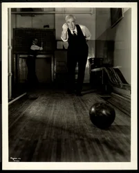 Blind mand spiller bowling i New York Association for the Blind, 111 East 59th Street, 1921 (sølvgelatineprint)